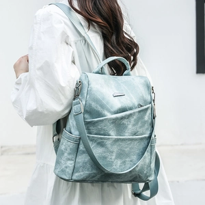 Detailansicht eines hellblauen Kunstlederrucksacks mit praktischen Vordertaschen