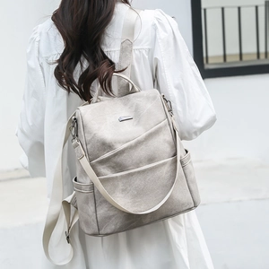 Detailansicht grauer PU-Rucksack mit wasserabweisender Textur und Metallschließen