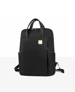 Détail latéral d'un sac à dos noir en nylon avec fermetures dorées et détails en cuir