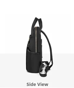 Vue latérale du sac à dos en nylon noir avec fermetures dorées et détails en cuir
