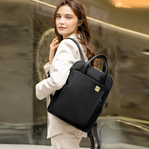 Détails d'un sac à dos professionnel noir en tissu Oxford avec plaque logo en métal