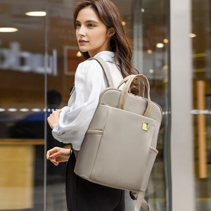 Détail du sac à dos beige en tissu oxford avec logo doré pour voyage et loisirs