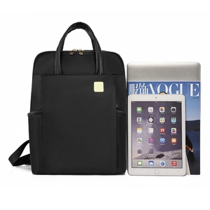 Détail du sac à dos noir en oxford montrant l'espace pour ordinateur, tablette et revue