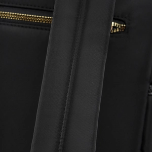 Détail du tissu en nylon noir à texture sergée fine avec fermeture éclair en métal doré