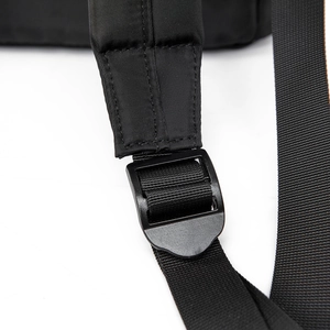 Détail d'une bandoulière de sac à dos en nylon noir avec boucle de réglage robuste