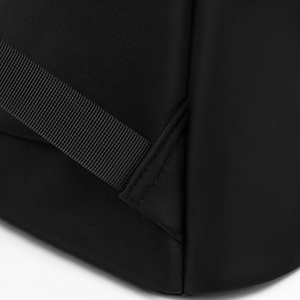 Détail des coutures renforcées sur la bandoulière en nylon noir pour la durabilité