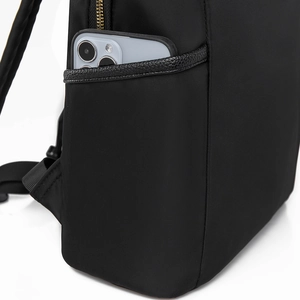 Détail de la poche latérale du sac à dos noir avec smartphone et fermeture éclair dorée