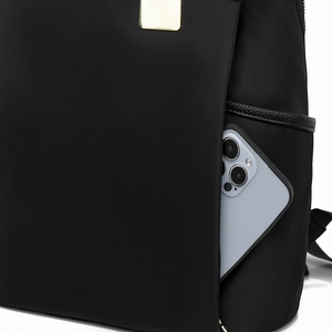 Détail de la poche latérale du sac à dos en oxford avec un smartphone inséré