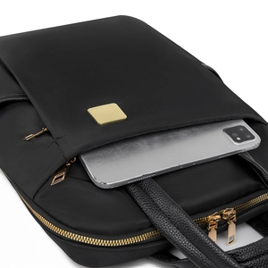 Détail du sac à dos en nylon noir imperméable avec poches et fermetures dorées