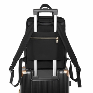 Détail du sac à dos avec passant pour valise et poche antivol cachée au dos