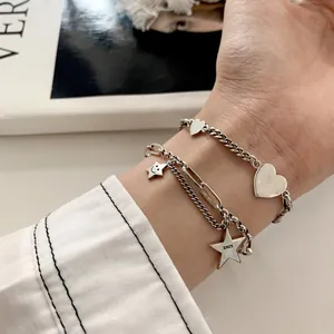 Dettaglio del bracciale multistrato in argento 925 con ciondoli a cuore e stella