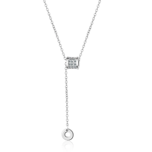 Makroaufnahme der silbernen S925 Y-Kette mit Zirkonia-besetztem Zylinder-Anhänger für Damen