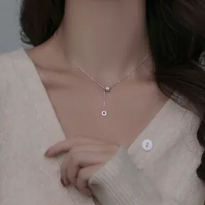 Minimalistische Y-Halskette aus 925er Sterlingsilber für Damen, am Hals getragen