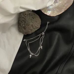 Bracciale a doppio strato in argento S925 con pendenti a croce e catena a maglie fini