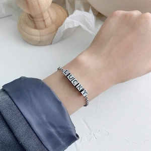 Pulsera minimalista de plata con letras LUCKY y cadena de bolas fina para mujer