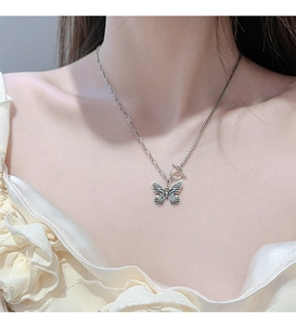 Detail der Vintage 925 Sterling Silber Schmetterling Halskette mit Büroklammerkette und Knebel