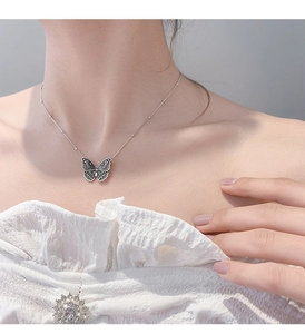 Detailansicht einer Vintage Schmetterling Halskette aus 925 Sterling Silber am Hals