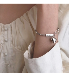 Détail du bracelet en argent S925 avec pendentif cœur et plaque gravée Lucky Girl