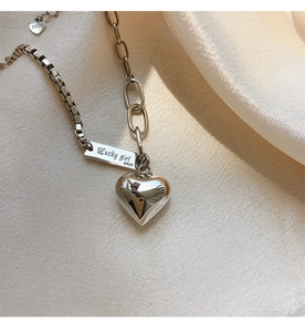 Détail du bracelet en argent S925 avec plaque Lucky girl et breloque en forme de cœur