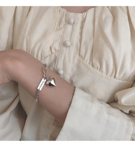 Détail du bracelet Lucky Girl en argent S925 avec pendentif en cœur et gravure précise