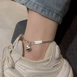 Bracelet de cheville en argent 925 avec cœur et gravure Lucky Girl sur modèle