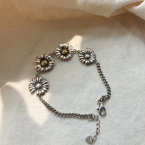 Vintage 925 sterling silver daisy bracelet for women with elegant floral link charms