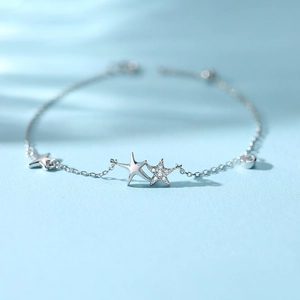 Bracelet étoile en argent 925 avec pierres de zircon sur fond texturé bleu clair