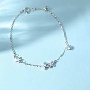 Bracelet en argent S925 avec pendentifs étoile et zircon sur fond bleu clair