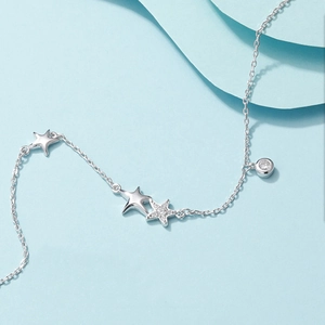 Bracelet 925 argent avec pendentifs étoiles et zircons sur fond bleu dégradé élégant