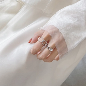 S925 sterling silver geometric quilted ring set with chain design on model's hand