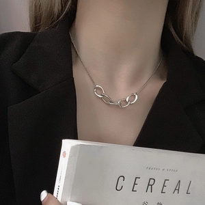 Collana minimalista in argento sterling 925 con maglie geometriche su modello