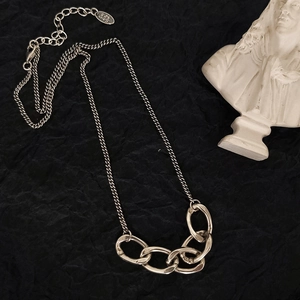 Collana in argento sterling 925 con anelli geometrici su sfondo scuro vintage