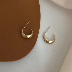 Schicke S925 Silber Halbmond-Ohrringe mit poliertem Gold-Finish für stilvolle Damen