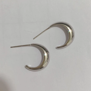 Makroaufnahme der polierten S925 Sterling Silber Halbmond-Ohrringe mit Sternenlicht-Effekt