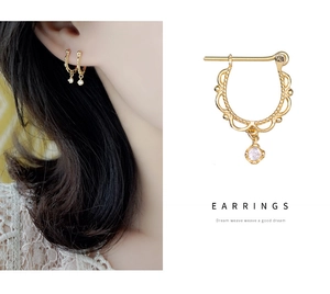 Lace-edged gold earrings with clear round cubic zirconia in minimalist French vintage style