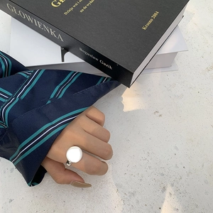 Minimalist s925 silver ring featuring a large circular white mother-of-pearl inlay disc