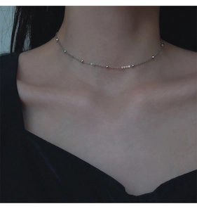 Gros plan d'un collier ras du cou minimaliste en argent 925 avec perles sur un mannequin