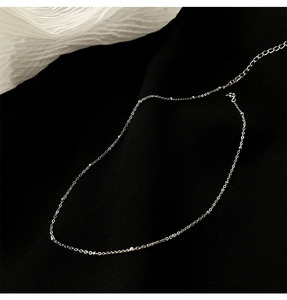 Gros plan du collier minimaliste en argent sterling 925 avec billes et fermoir réglable