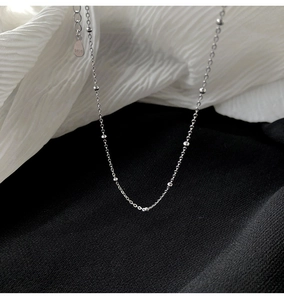 Détail du collier à billes en argent sterling S925 avec poinçon authentique