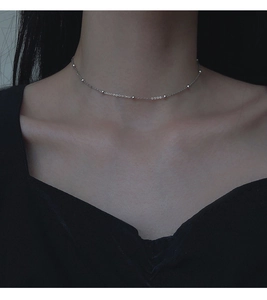 Détail du collier ras du cou en argent perlé sur modèle au design minimaliste délicat