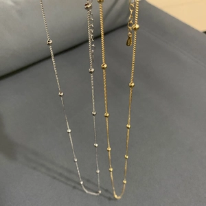 Gros plan du poinçon S925 sur le collier à perles minimaliste en argent sterling