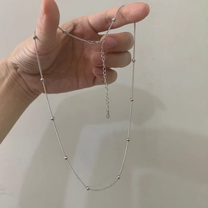 Vue détaillée du collier à perles en argent sterling S925 avec fermoir mousqueton