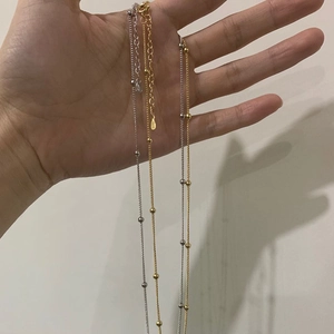 Détail de colliers perlés en argent 925 avec fermoir mousqueton et chaîne réglable