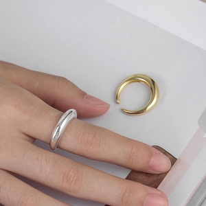 Polierte Silber- und Goldringe im minimalistischen Design mit offenem und geschlossenem Ring