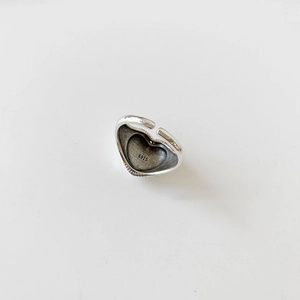 Dettaglio macro del marchio S925 sull'anello vintage a catena con cuore