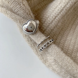 Set di anelli vintage s925 argento a cuore e catena cubana su tessuto a maglia