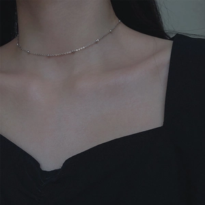 Ras du cou minimaliste en argent sterling 925 avec perles montrées sur le cou poli brillant