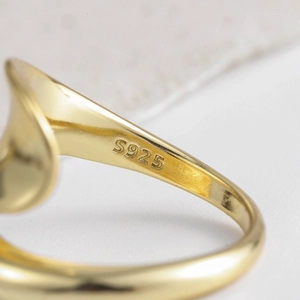 Minimalistische S925 sterling zilveren open ring in gepolijst goud met keurmerk