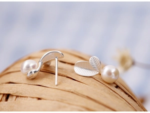 Vue macro de boucles d'oreilles feuilles en argent S925 avec perles d'eau douce