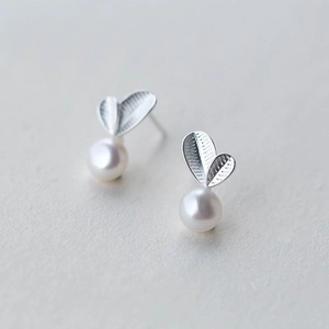 Boucles d'oreilles feuille en argent S925 avec perles blanches et texture délicate